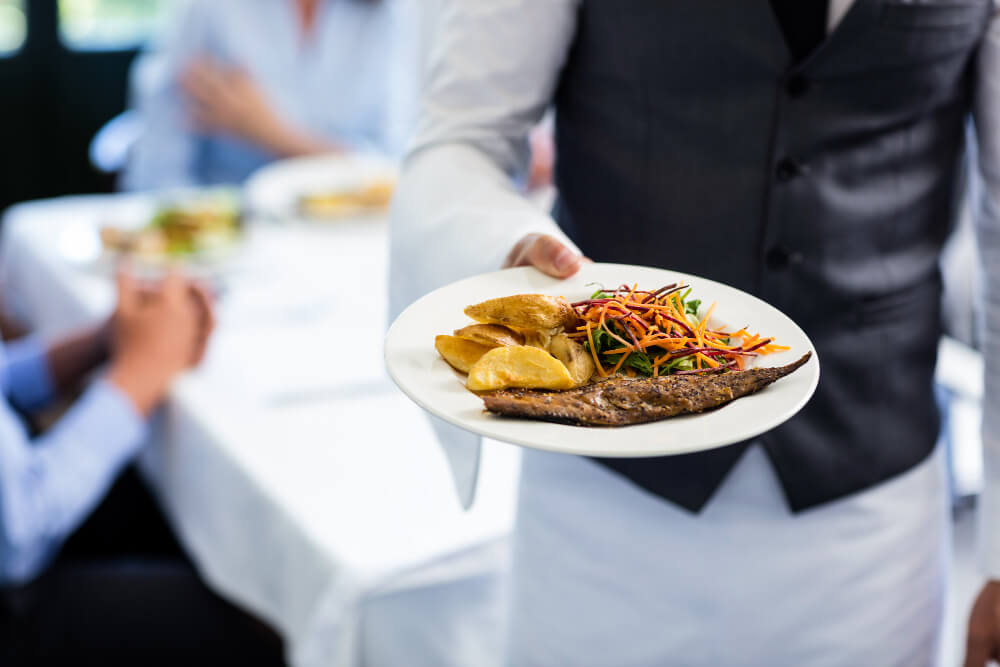 Por dónde se sirve la comida en un restaurante y por qué cuidar ese detalle - La Viña